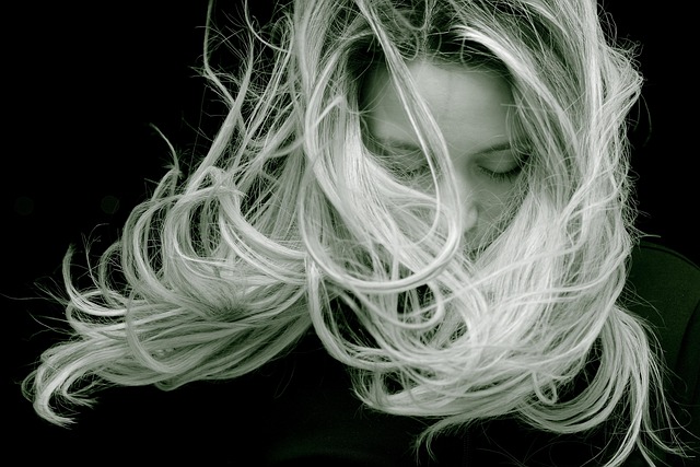 **”Air Dry Hair, Don’t Care”: Jak ujarzmić niesforne włosy bez użycia ciepła, gdy masz naturalną skłonność do puszenia się?**