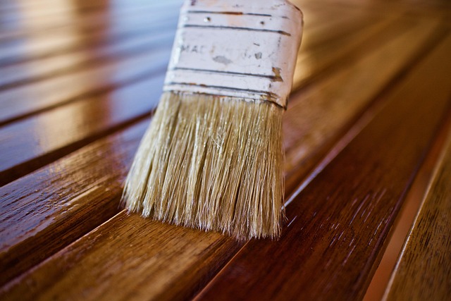 ** Sprzedać, oddać czy wyrzucić? Porównanie opcji pozbywania się niechcianych materiałów DIY.